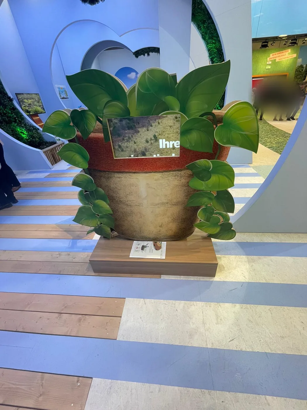 Kundenindividuelles Blumentopfexponat mit integriertem Touchscreen